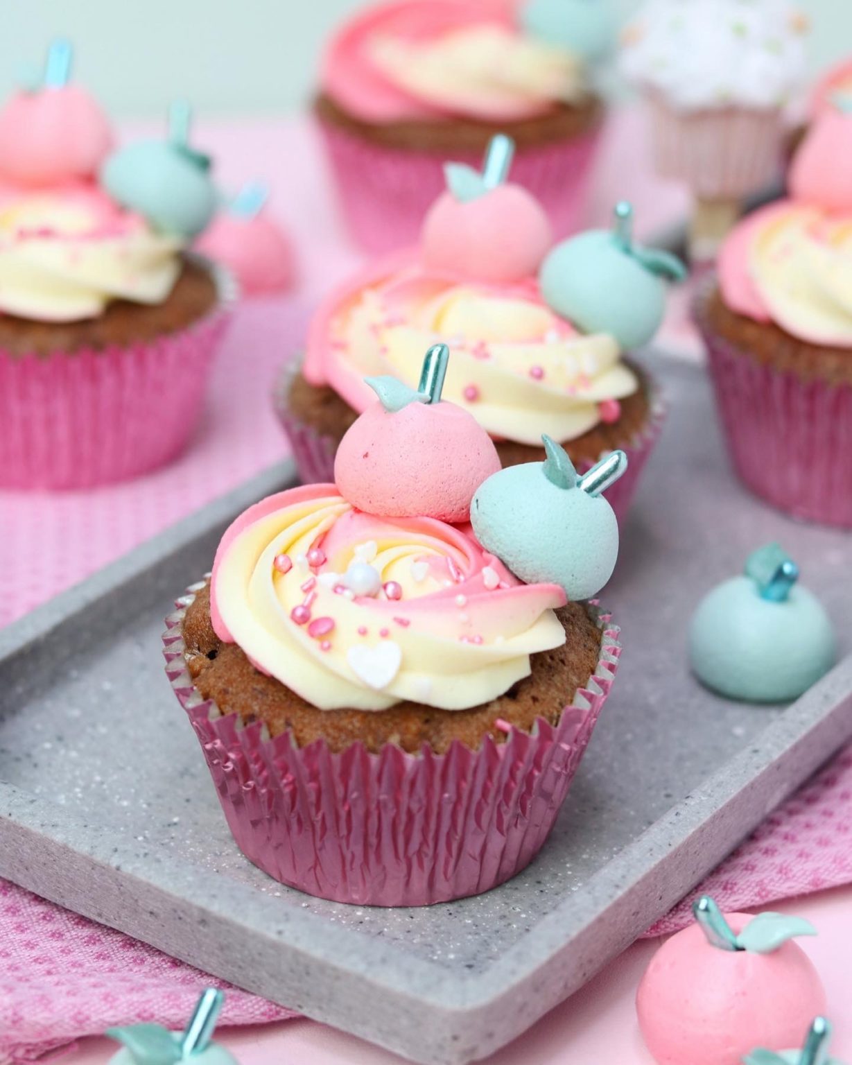 Herbstliche Apfel-Cupcakes mit Vanille-Frosting – Backfeevi
